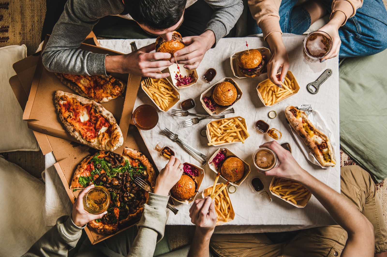 Gedeckter Tisch mit Pizza, Burgern und Pommes – Essen zum Mitnehmen aus Kemnath